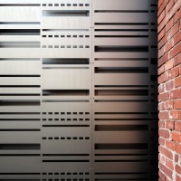 Fabrikbacksteinmauer trifft auf ornamental gestanzte und eloxierte Aluminiumfassade bei den Seilerhöfen in der Köln-Mülheimer Schanzenstraße