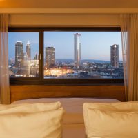 Grandiose Skyline zu jeder Tages und Nachtzeit bieten die Executive Zimmer des Wyndham Grand in Frankfurt